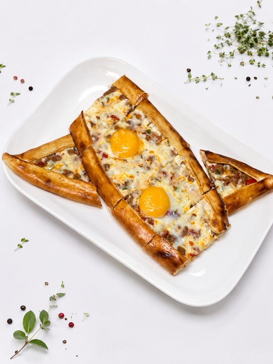 Qiyma va tuxumli pide